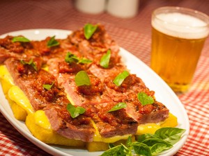 casimiros_-_quadrado_de_linguica_com_aipim_crocante_2_-_cortado