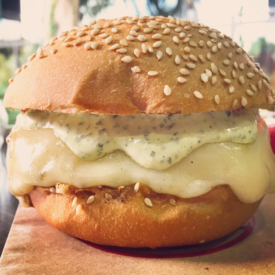Hamburguer_de_cordeiro,_queijo_Gruyere_e_maionese_de_hortelã_do_Merenda_de_Rua