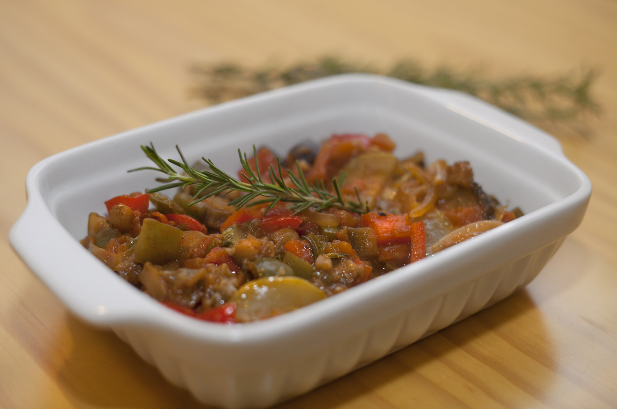Ratatouille_Camponês_do_food_Maria_Marie_feito_com_finas_lâminas_de_legumes_cozidos_no_suco_de_laranja,_aromatizadas_por_ervas_especiais_acompanhadas_por_ums_crocante_datia_de_pão_italiano.