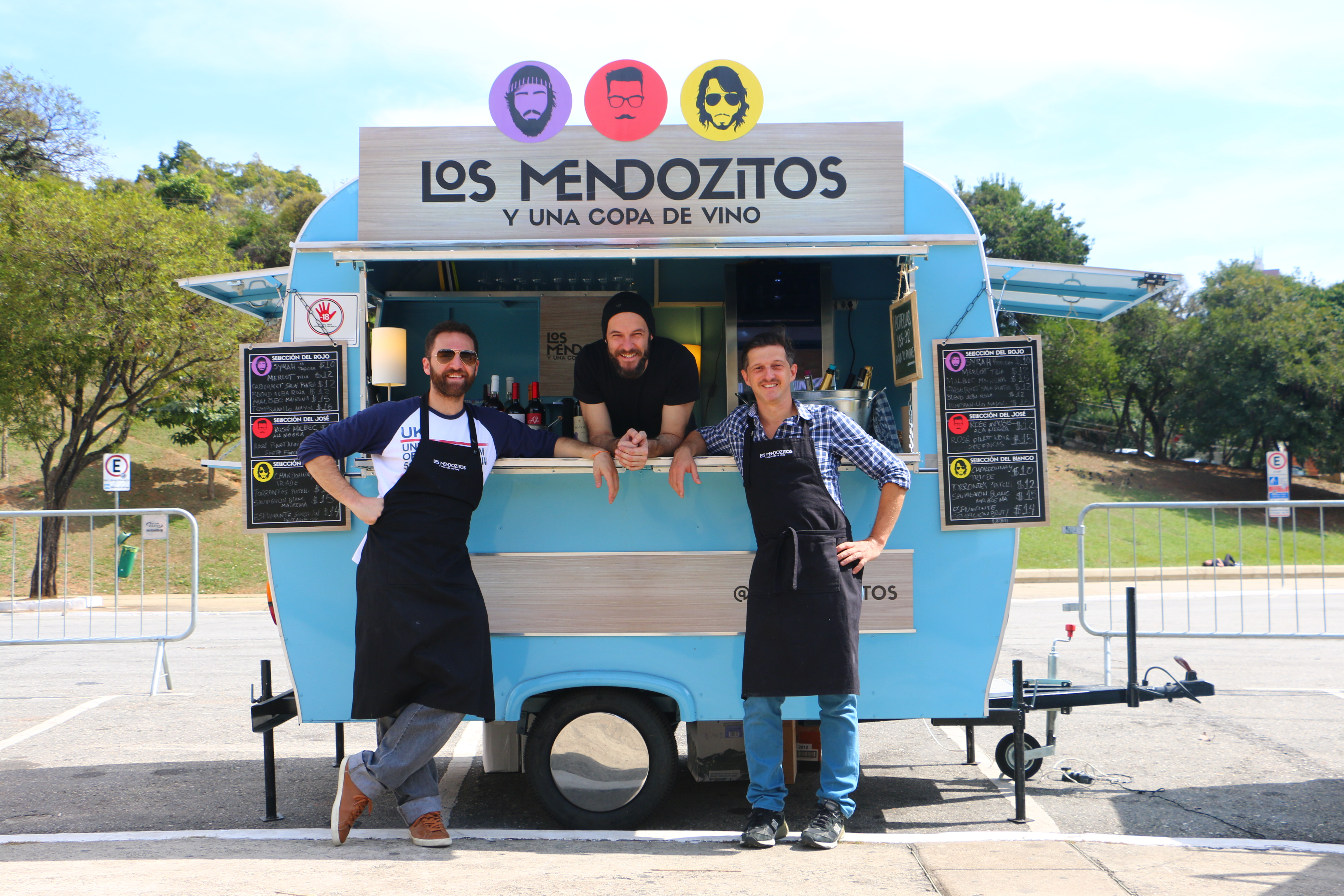 Vinhos_tintos,_rosés_e_brancos,_espumantes_e_a_novidade_drink_de_invierno_são_os_produtos_oferecidos_pelos_Los_Mendozitos