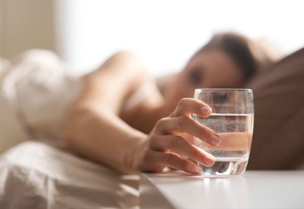 agua-jejum-quarto-cama_23027_74157